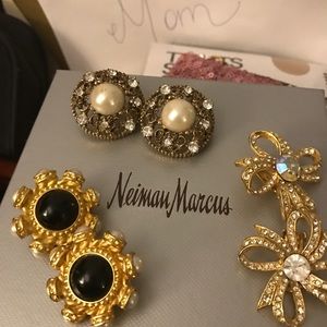 Earrings Vintage 1 pierced 2clips. You get 3 pairs